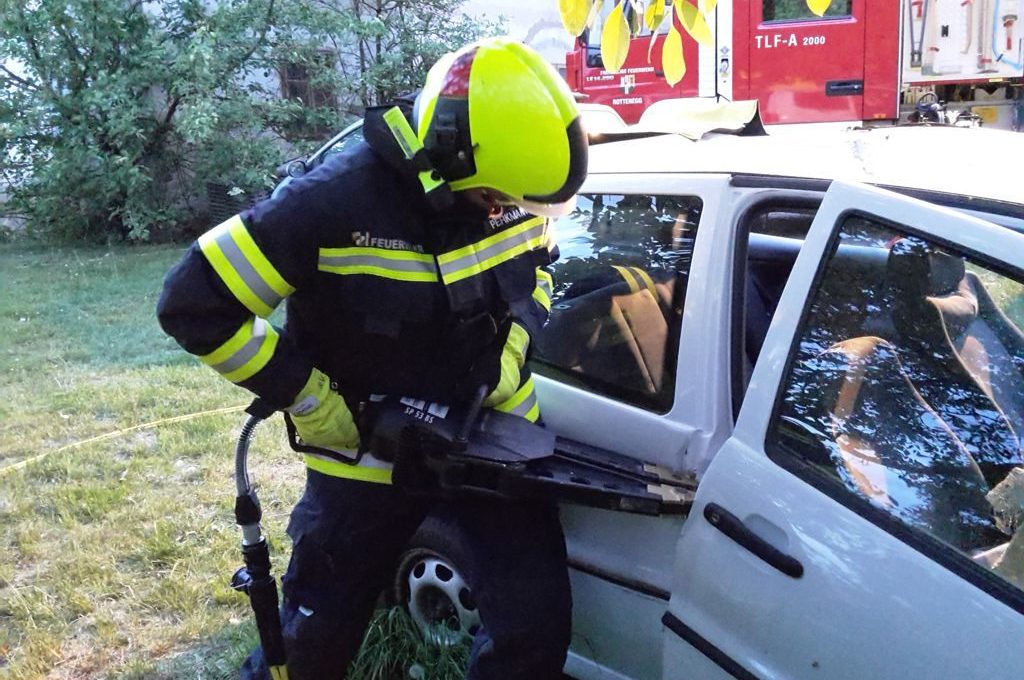 Übung mit dem hydraulischen Rettungsgerät 03.05.2018