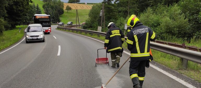 Ölspur wurde durch die Feuerwehr gebunden!