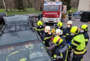 Übung mit hydraulischem Rettungsgerät