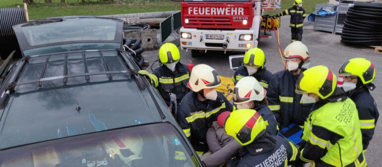 Übung mit hydraulischem Rettungsgerät