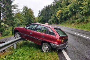 PKW auf Leitschiene der B127 geschleudert