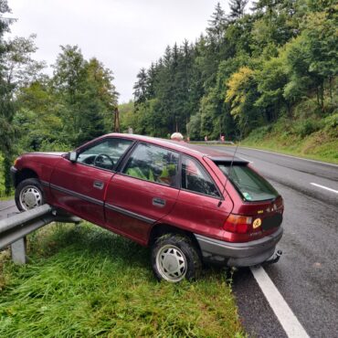 PKW auf Leitschiene der B127 geschleudert